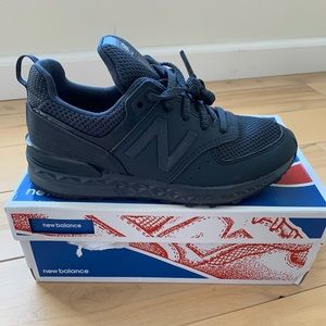 New Balance Boys sz3  574 running shoes NWT